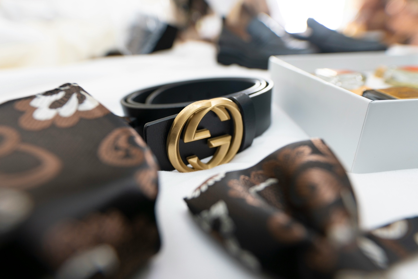 테이블위에 전시되어 있는 벨트 사진