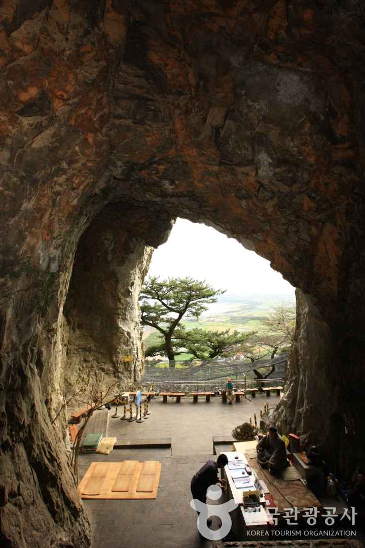 산방굴사