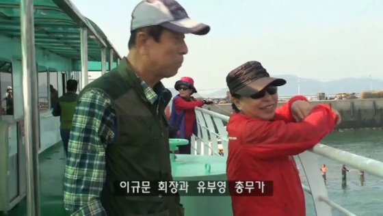 배 갑판에서 바다를 바라보는 동행들