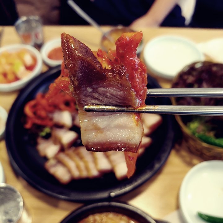 보쌈사진-젓가락-들어올린-사진