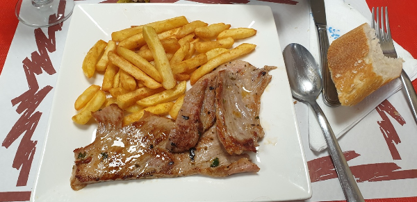 감자 튀김고 구운 소고기 요리