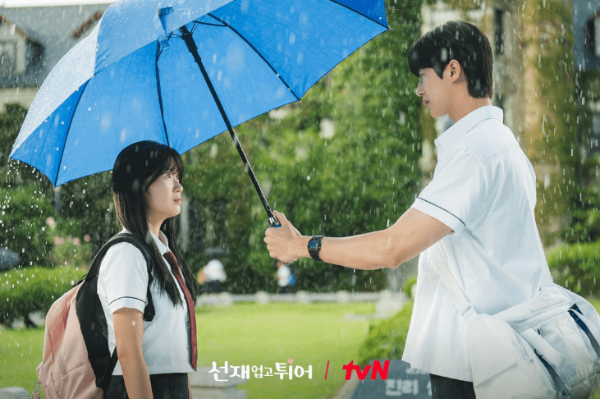 선재 업고 튀어 류선재와 임솔이 우산을 쓰고 있다