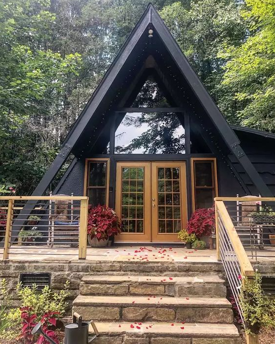 A프레임하우스 는 가파르게 기울어진 지붕과 소박한 인테리어로 유명합니다.