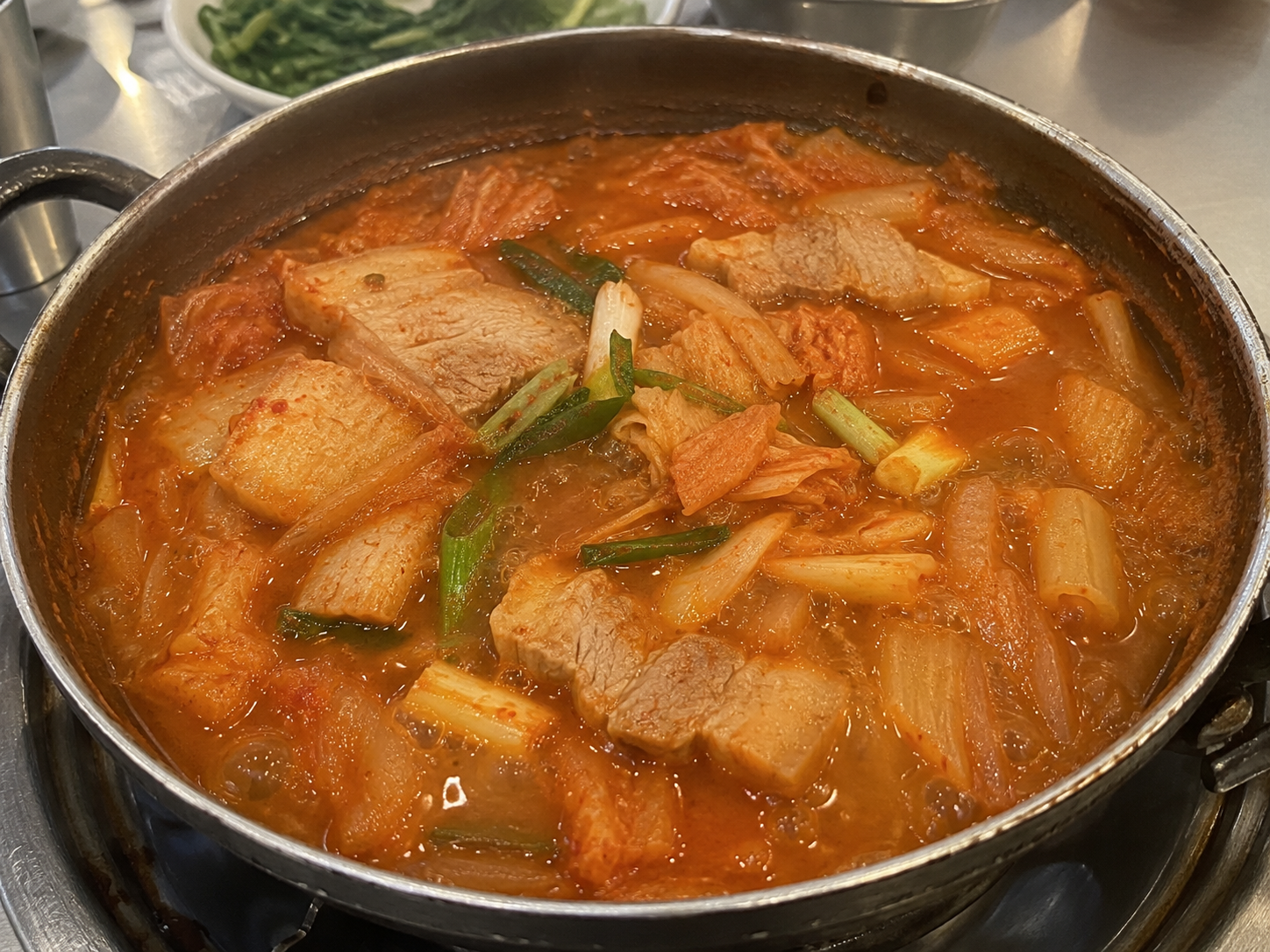 진하고 깊은 국물 맛을 내는 돼지고기 김치찌개