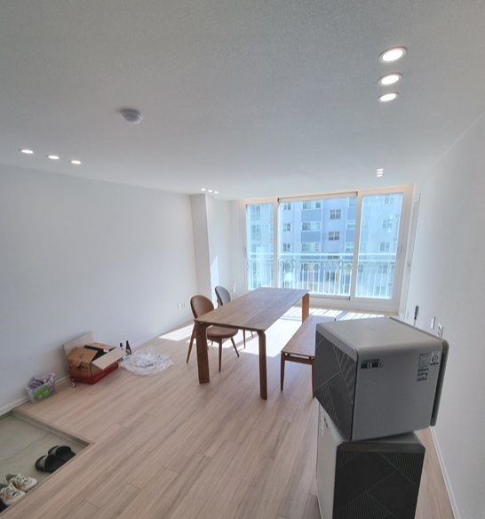 테이블이-들어선-23평-거실