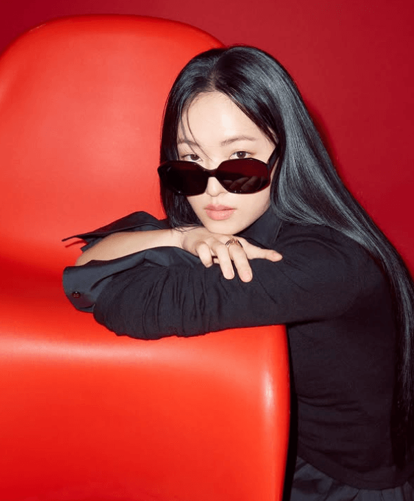 전여빈 프로필 (2025영화 검은 수녀들 미카엘라 역) 시선 집중