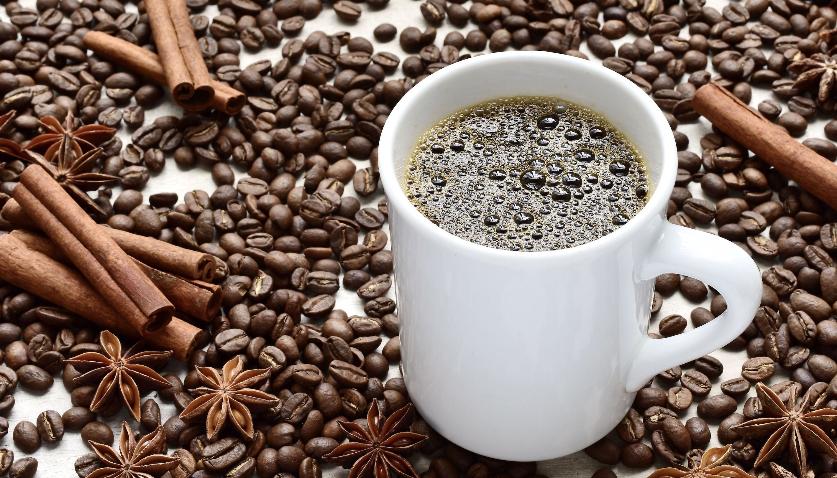 입마름 원인 카페인 알코올 섭취 줄이기