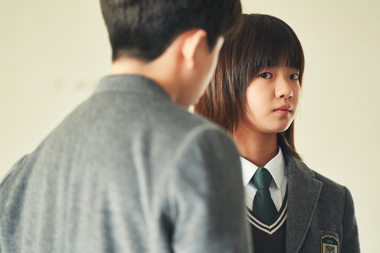 길재영이 남학생을 곁눈질로 쳐다보는 모습