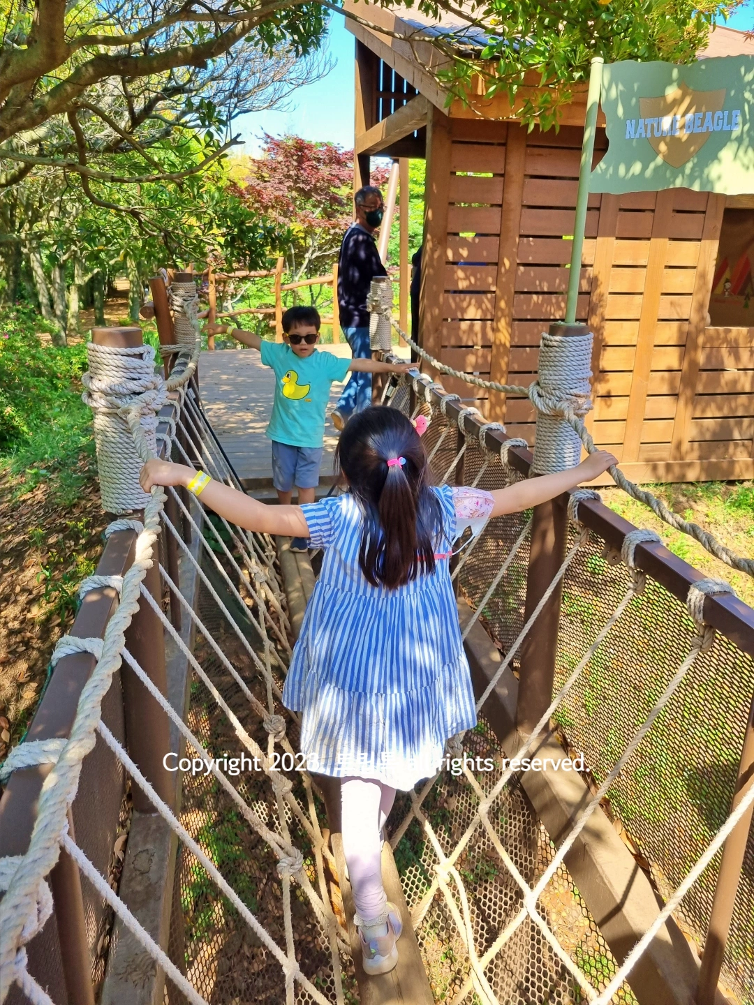 나무와 밧줄로 이루어진 다리를 건너고 있다