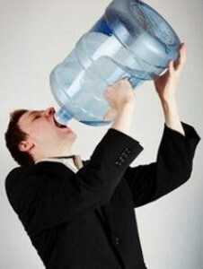 생수통을-들고-물을-벌컥벌컥-마시는-남자