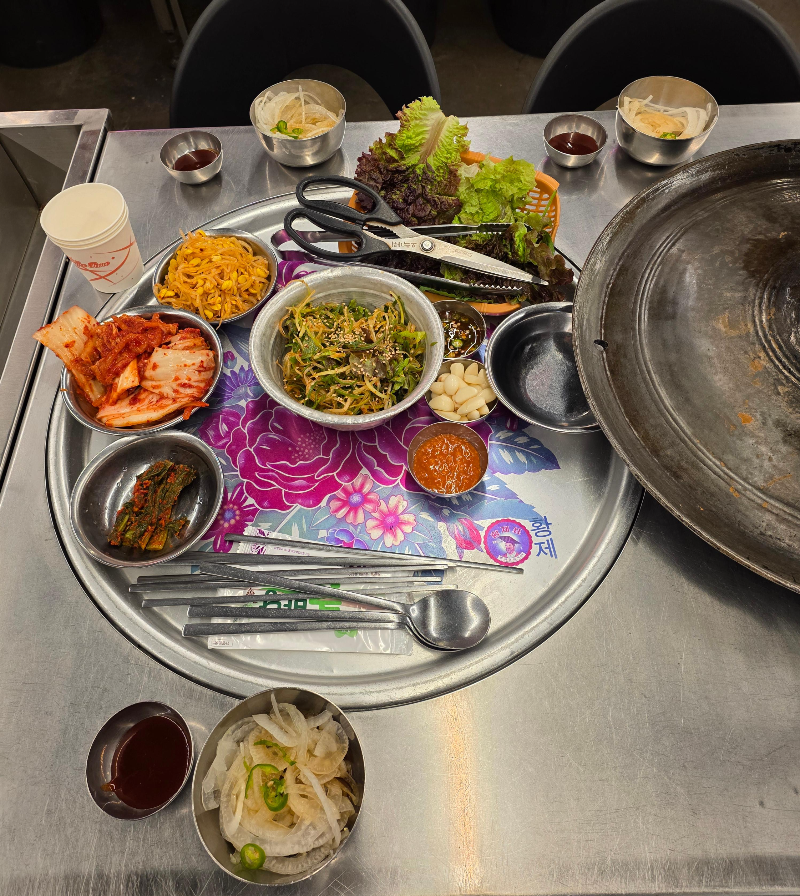 테이블 위에 기본 반찬이 놓여 있다.