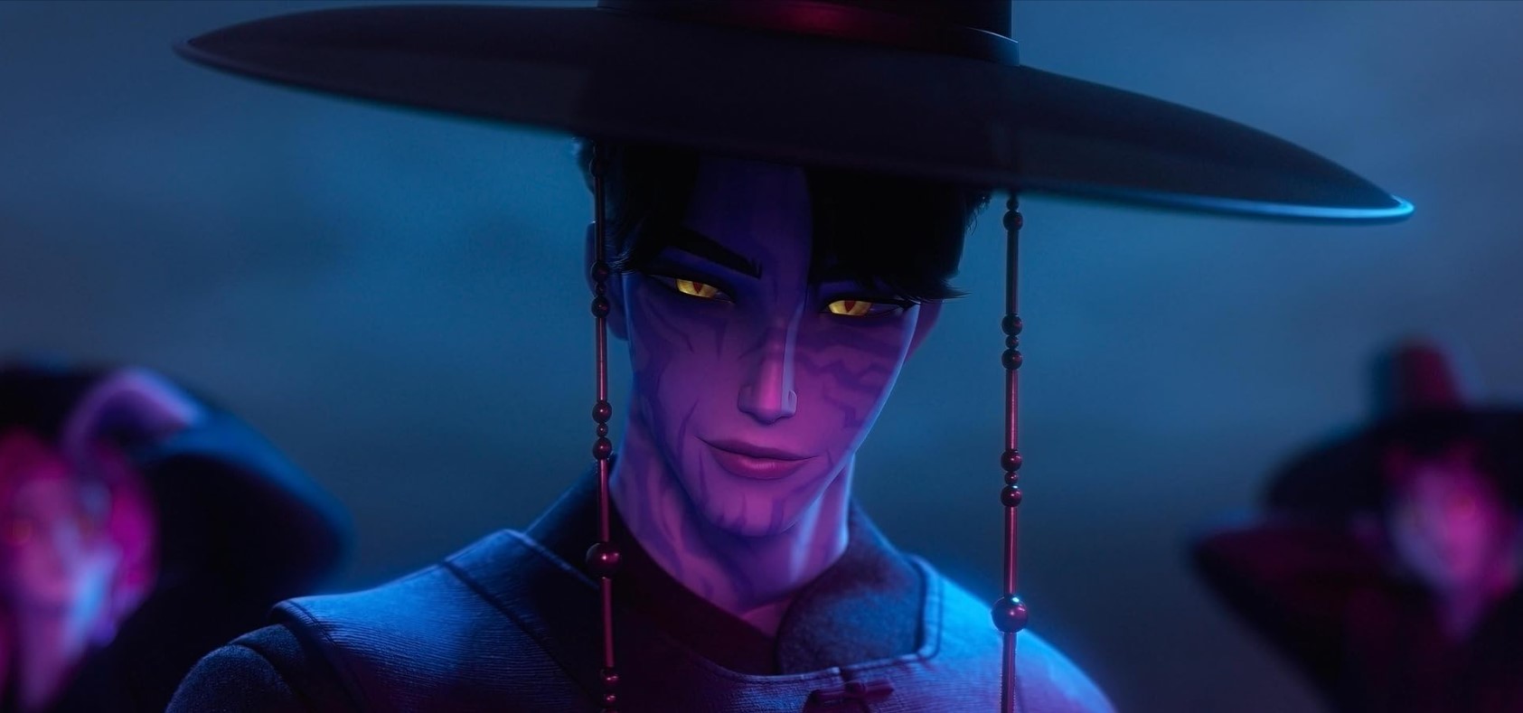 케이팝 데몬 헌터스 등장인물 진우 캐릭터 스틸컷 – 갓을 쓰고 어두운 조명 속에서 금빛 눈동자로 의미심장하게 웃는 모습