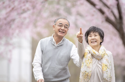 웃고 있는 노인 부부