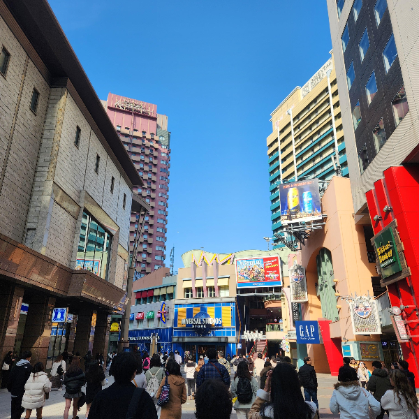 실제 미국 한 도시를 옮겨 놓은 듯한 건물들