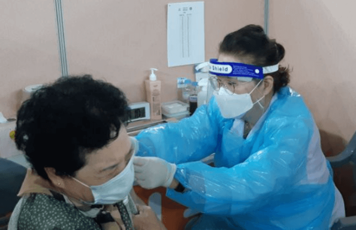 한-할머니가-코로나-백신접종을-맞는-모습