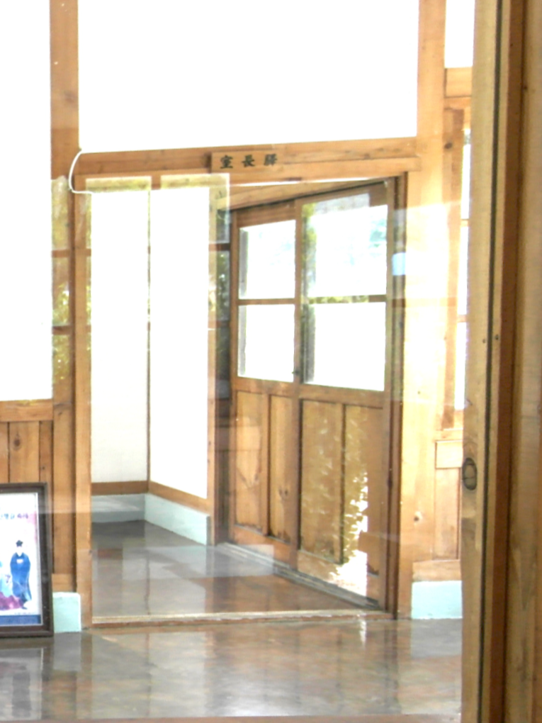 매표소 넘어로 보이는 역장실