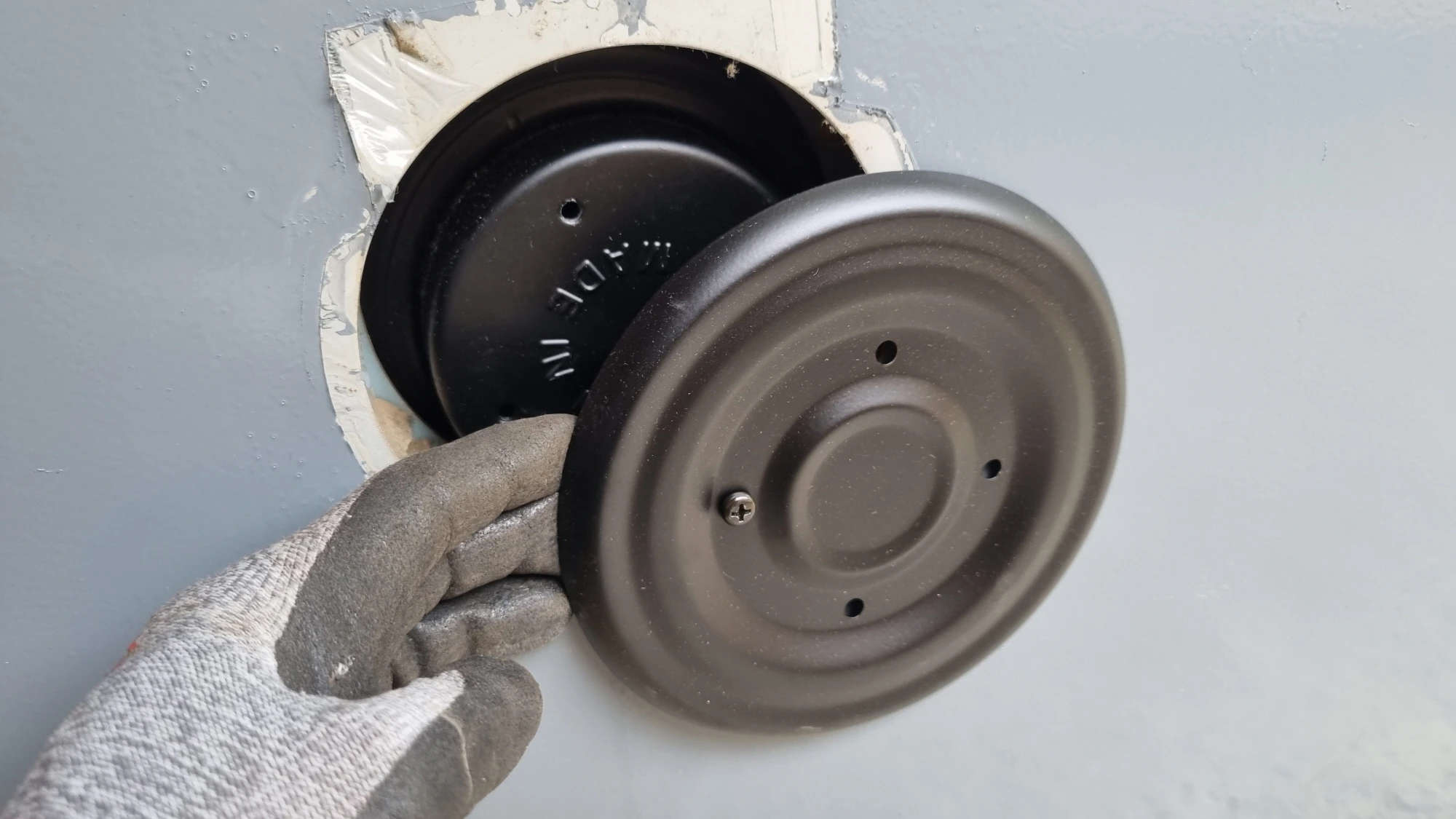 현관문 구멍 방범커버 실내 커버 끼운 모습