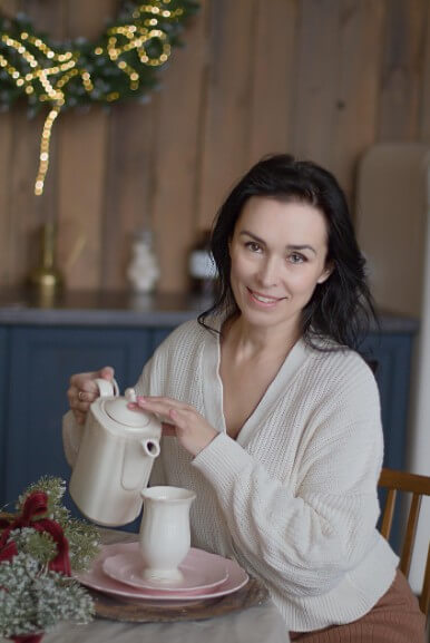 물을 마시기 위해 컵에 따르는 모습