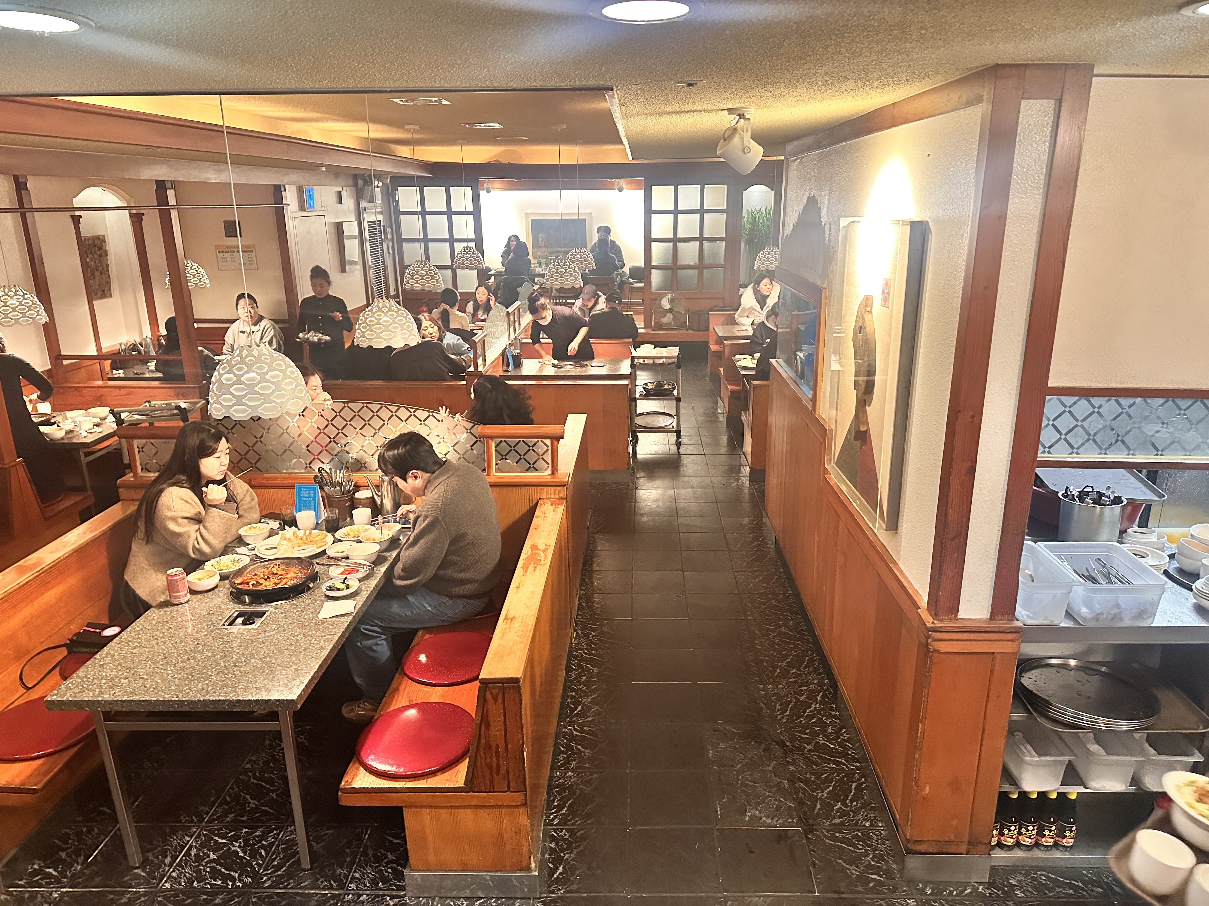 압구정 뱃고동 내부 인테리어와 점심 식사 중인 사람들