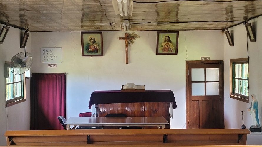 금광리공소 제대, 십자고상 사진입니다.