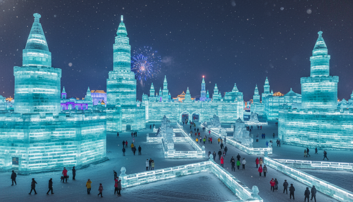 2026년 하얼빈 빙설대세계 야경, 화려한 조명이 빛나는 거대 얼음 성벽의 웅장한 모습