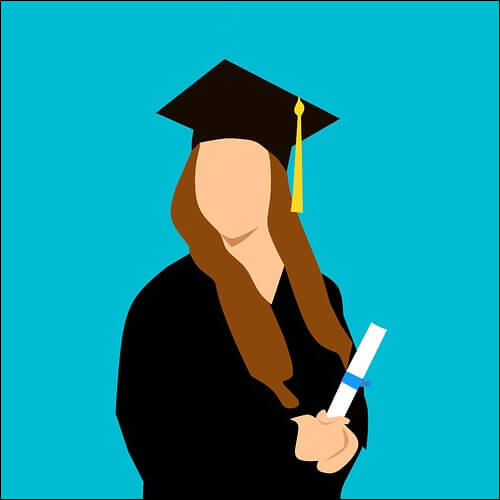 졸업증명서를 들고 있는 여성