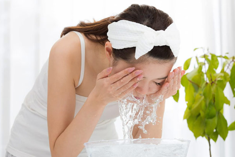 클렌징하는 여성