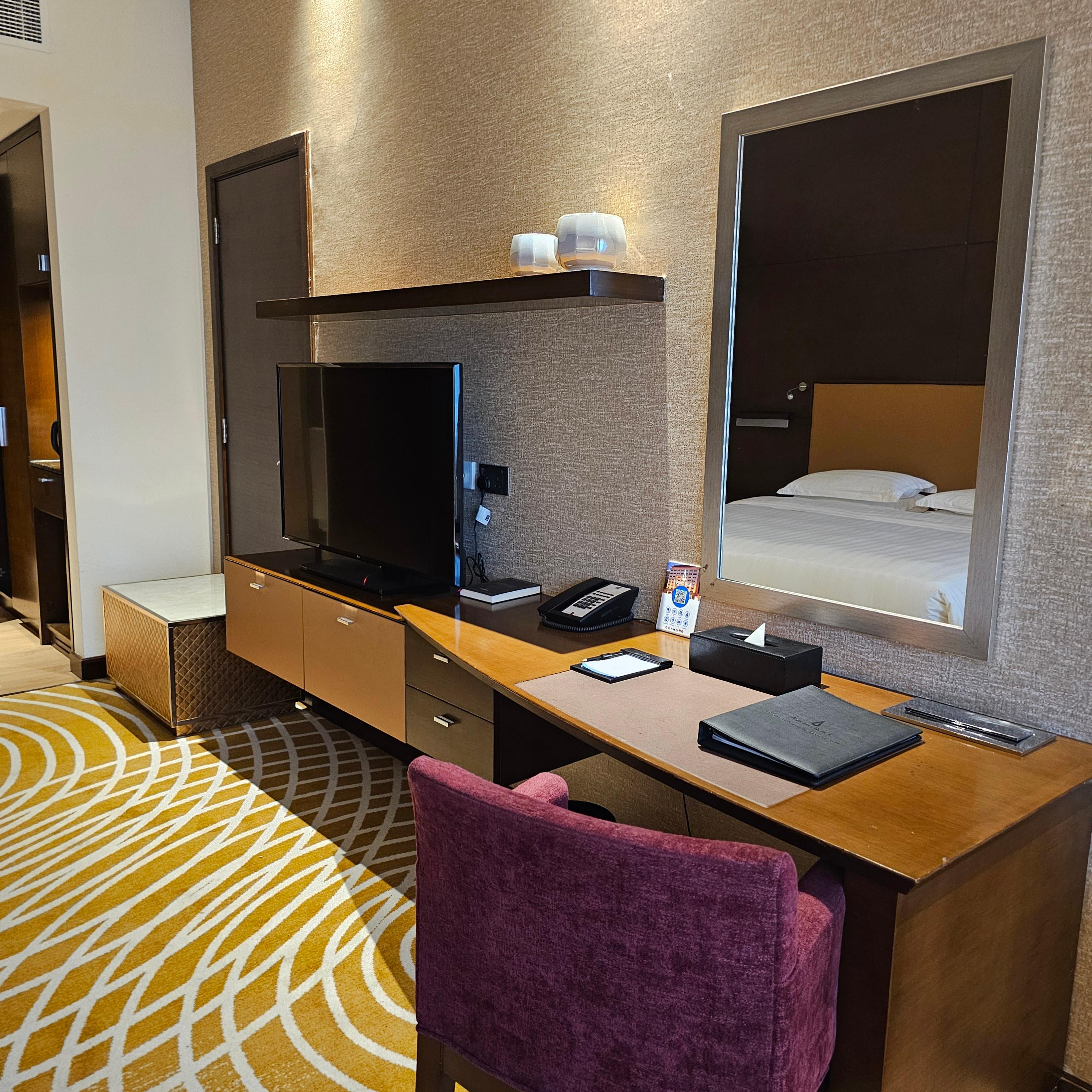 두바이 아시아나 호텔 객실 내부 침대와 소파 그리고 책상