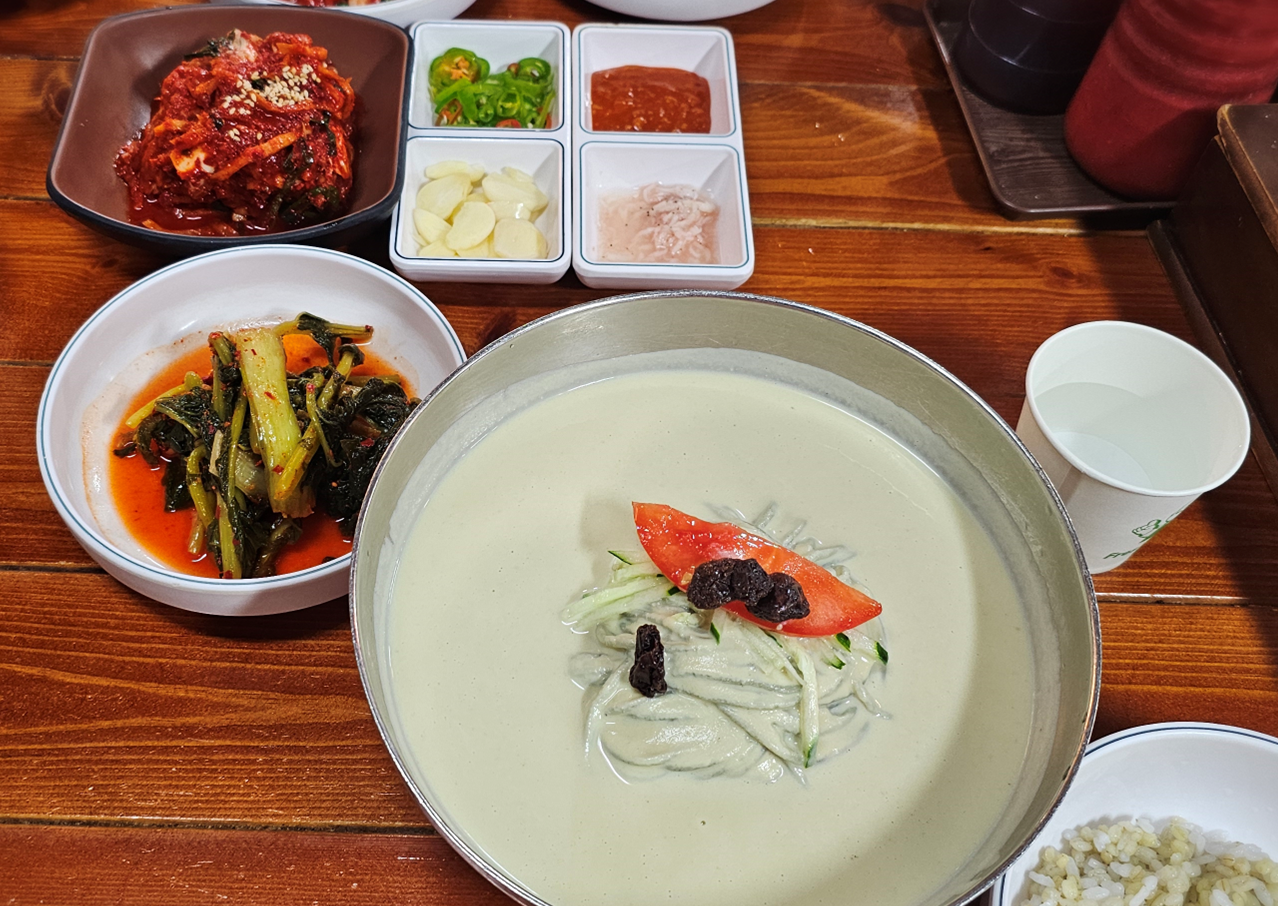 서리태는 단맛과 고소함이 뛰어나고 비린내가 적어 콩국수 초보자도 부담 없이 즐길 수