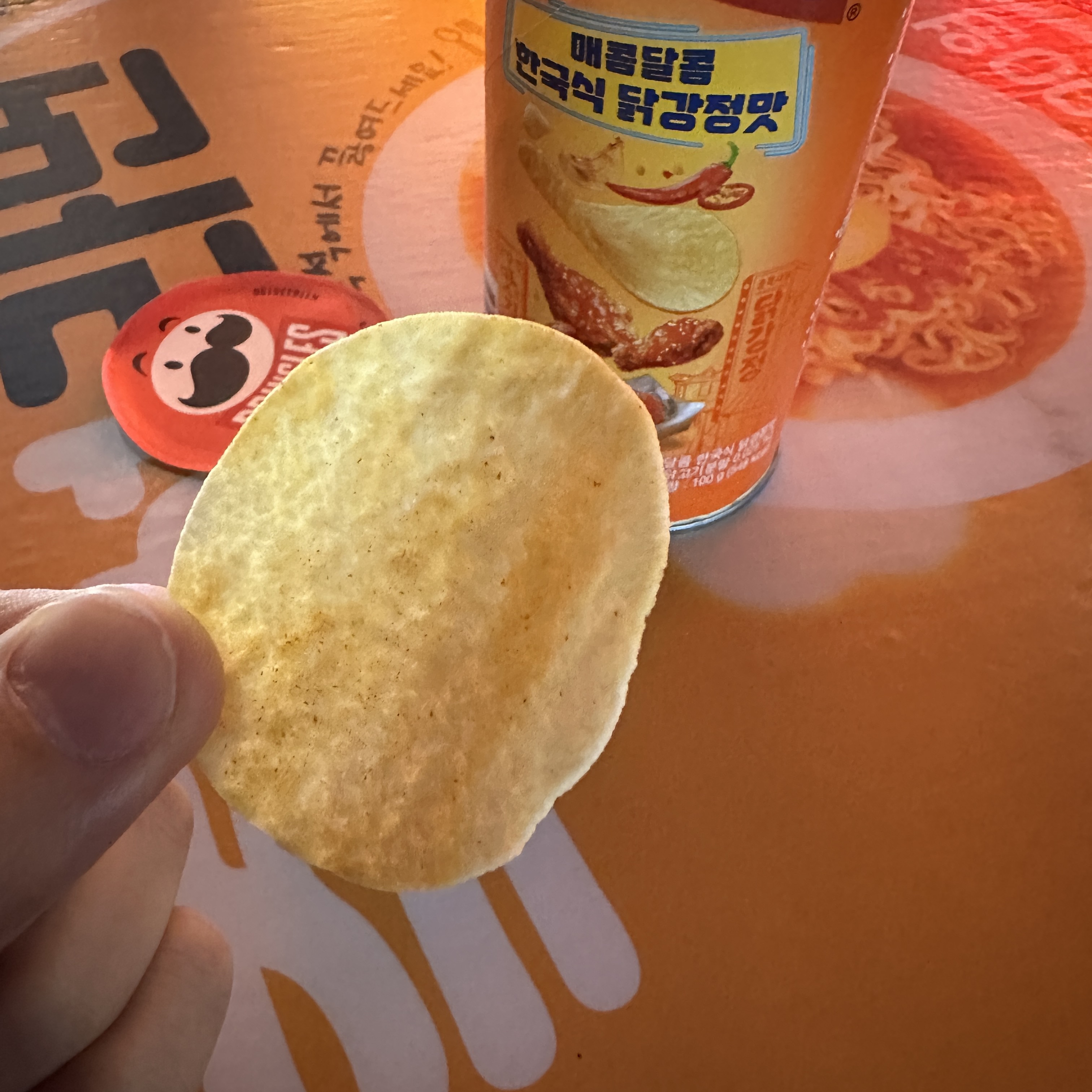 프링글스_매콤달콤한국식닭강정맛