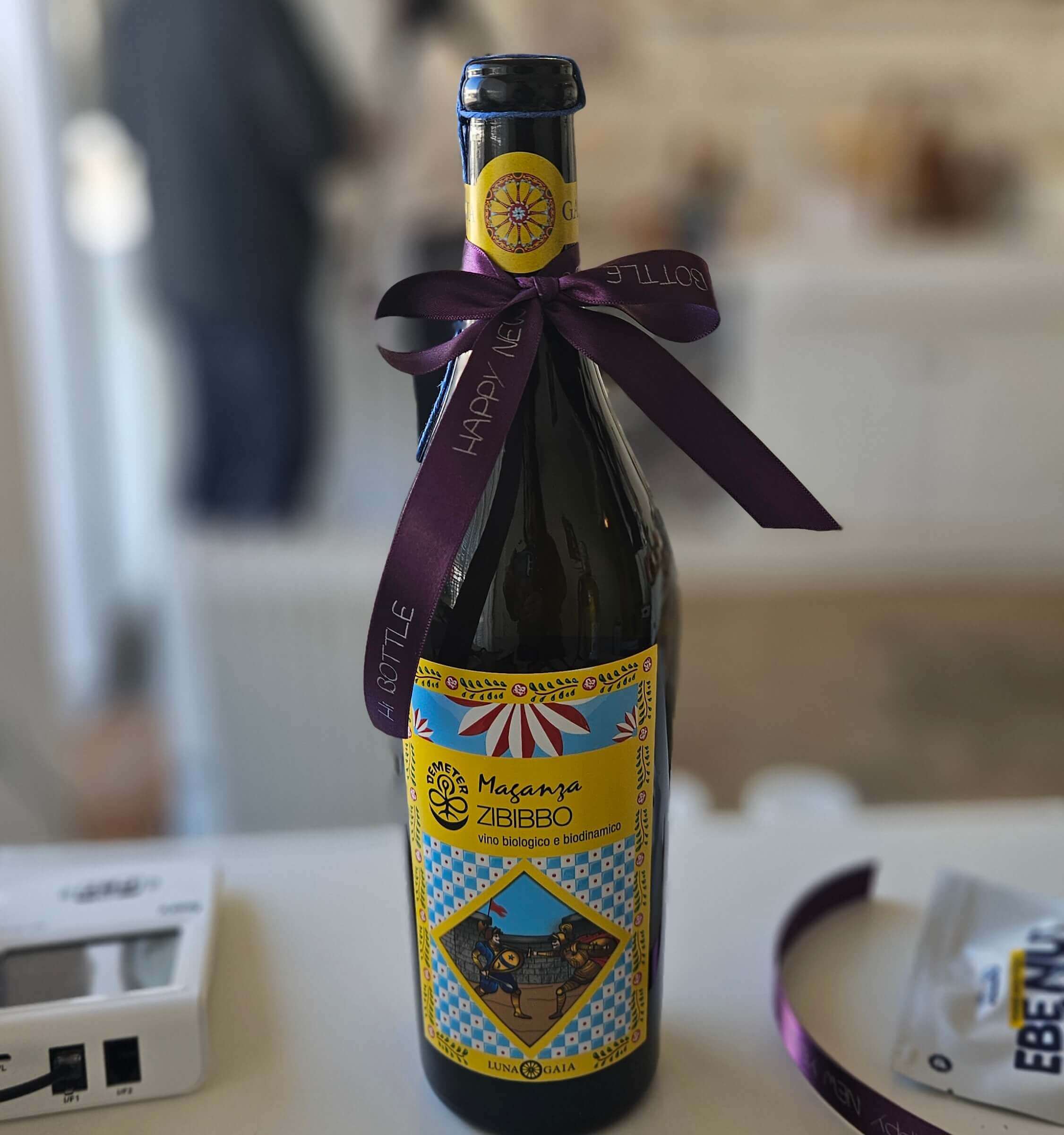 노란 라벨이 톡톡튀는 루나가이아 지삐뽀 와인병