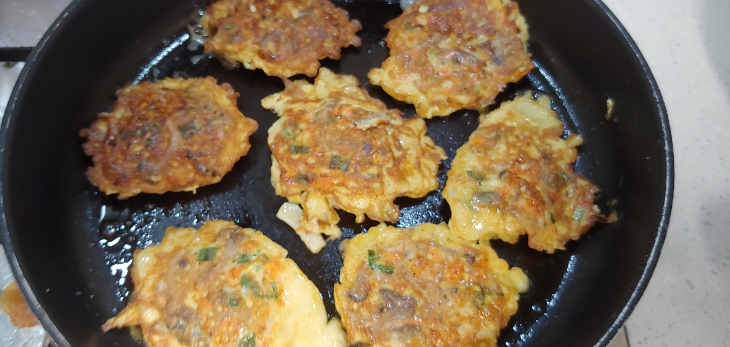 불 조절 잘못해서 위쪽이 살짝 탔네요. 이건 저희가 먹고 아래는 아이 줬습니다.