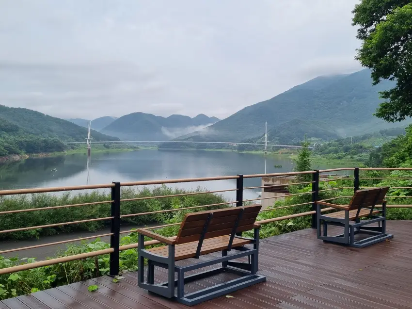 길 건너 저 멀리 보현산 댐 출렁다리가 보였습니다.