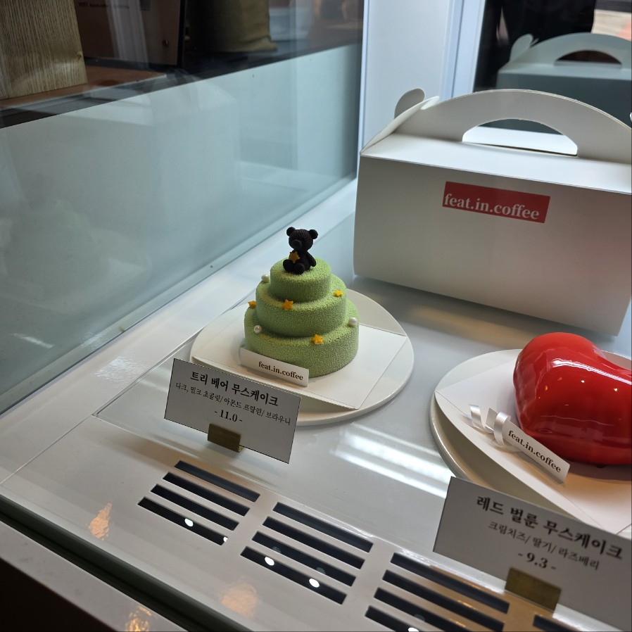 트리 모양 녹차 무스케이크와 레드 벨벳 무스케이크, 크리스마스 시즌 디저트 진열