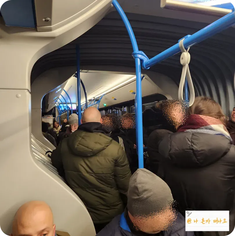 버스-안-가득찬-사람들