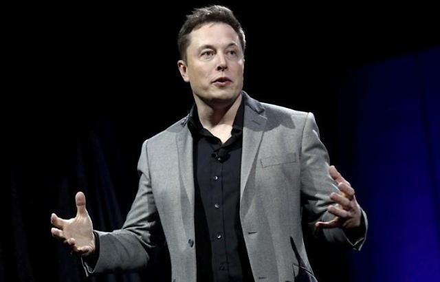 진중한 모습의 일론머스크