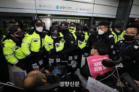 전장연 지하철 시위