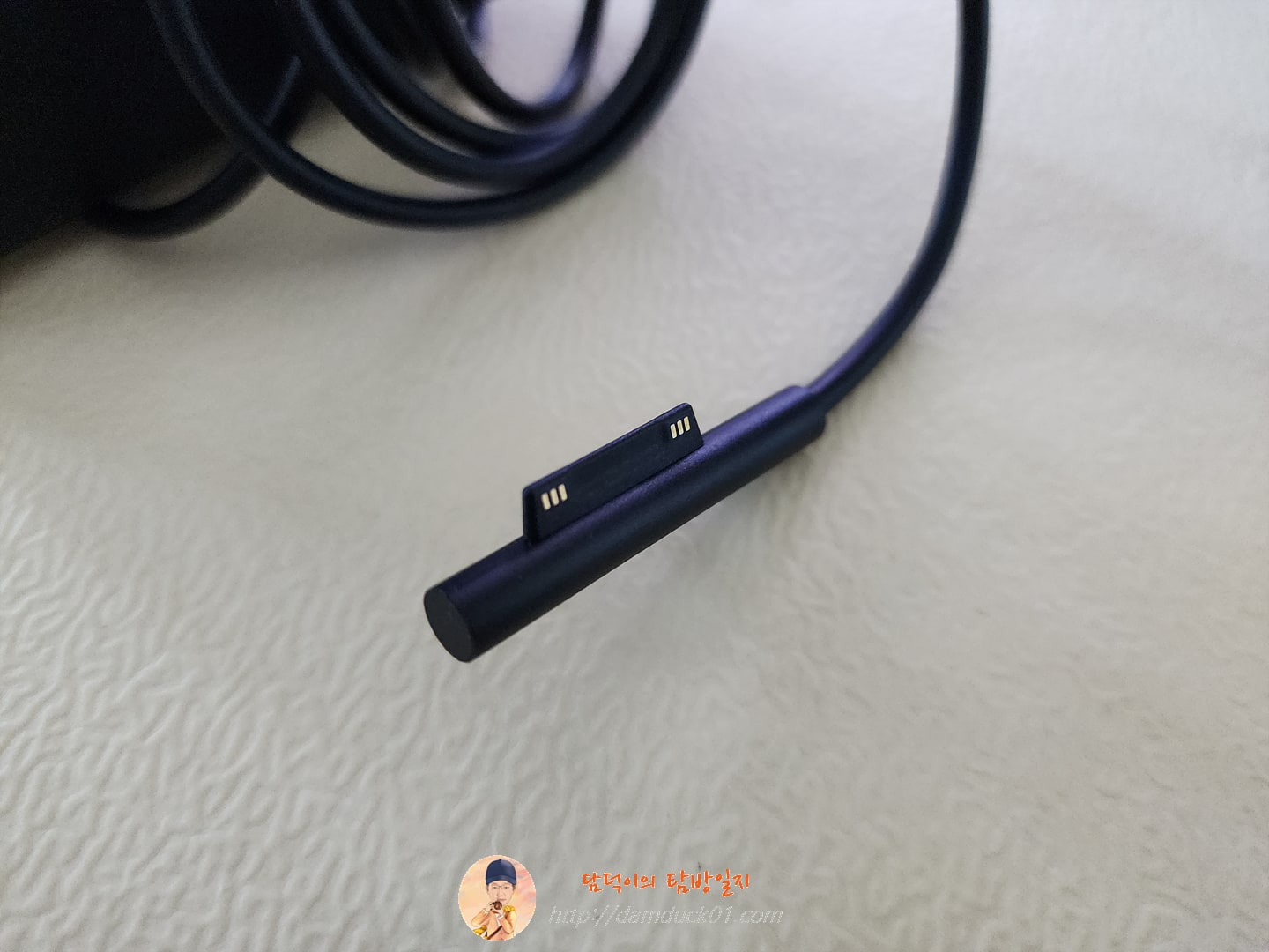 서피스 전용 충전단자