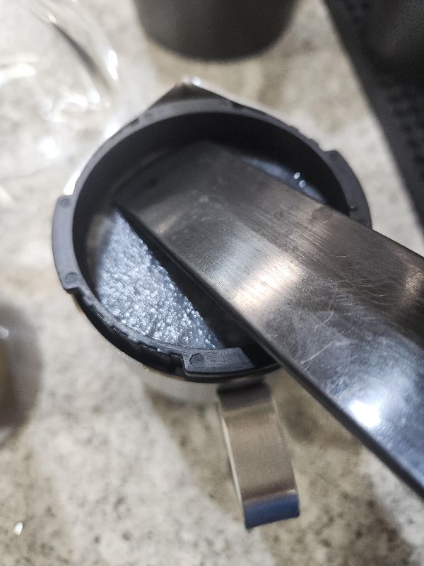 린싱 후 스틱으로 필터를 바르게 편다.