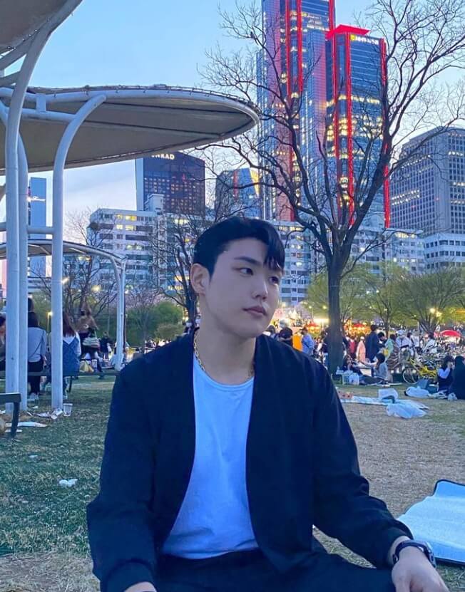 야외에앉아있는-남성의모습