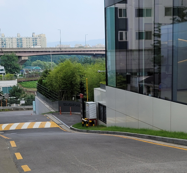 컬쳐랜드 타워 주차장 입구