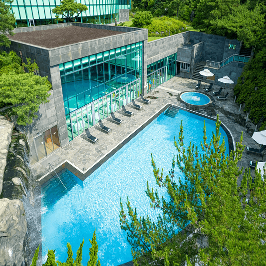 위 호텔 야외 수영장 전경 사진
