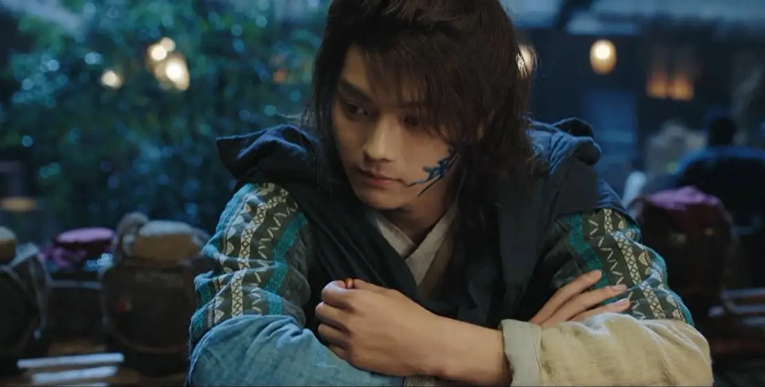 초요-극초반-려진난이-쪼그리고-앉아있는-모습