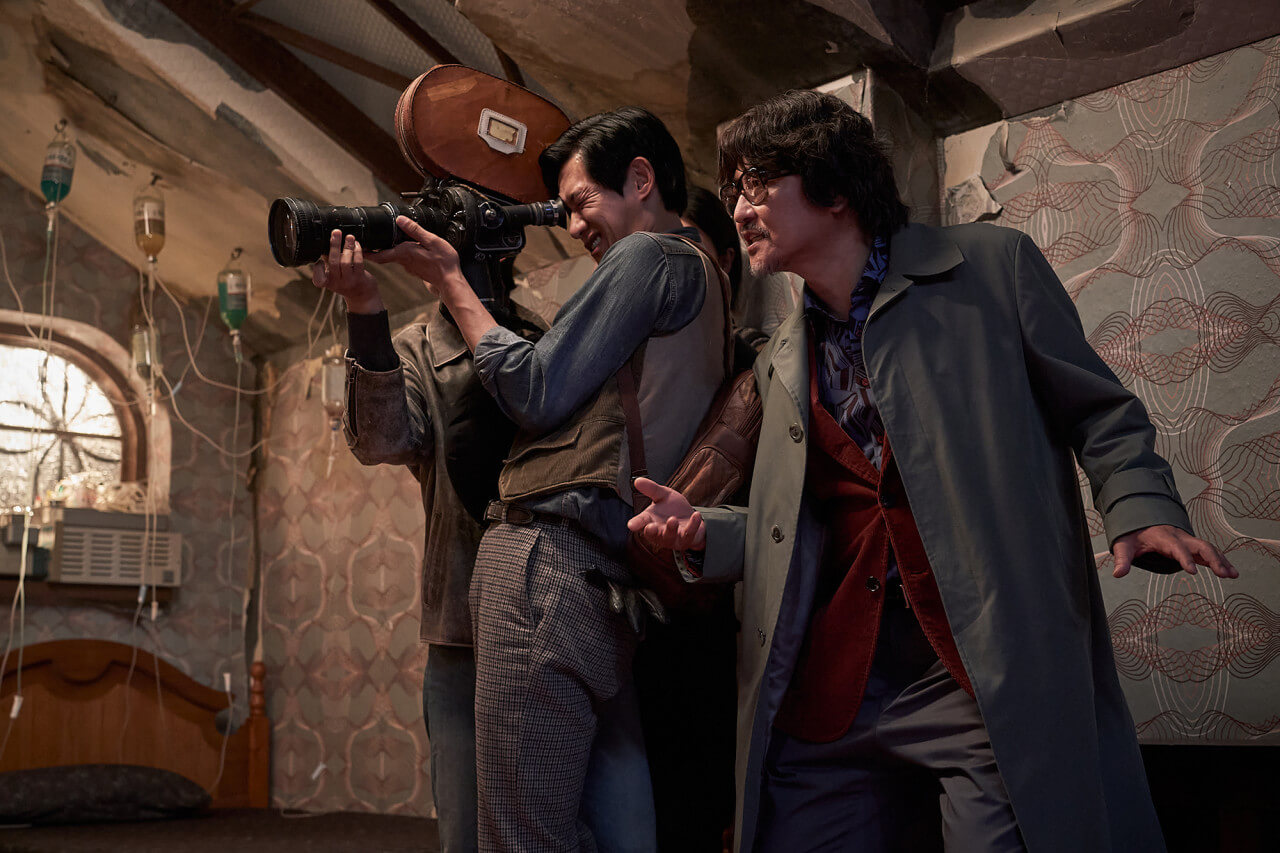 씬을 촬영하는 감독과 팀들