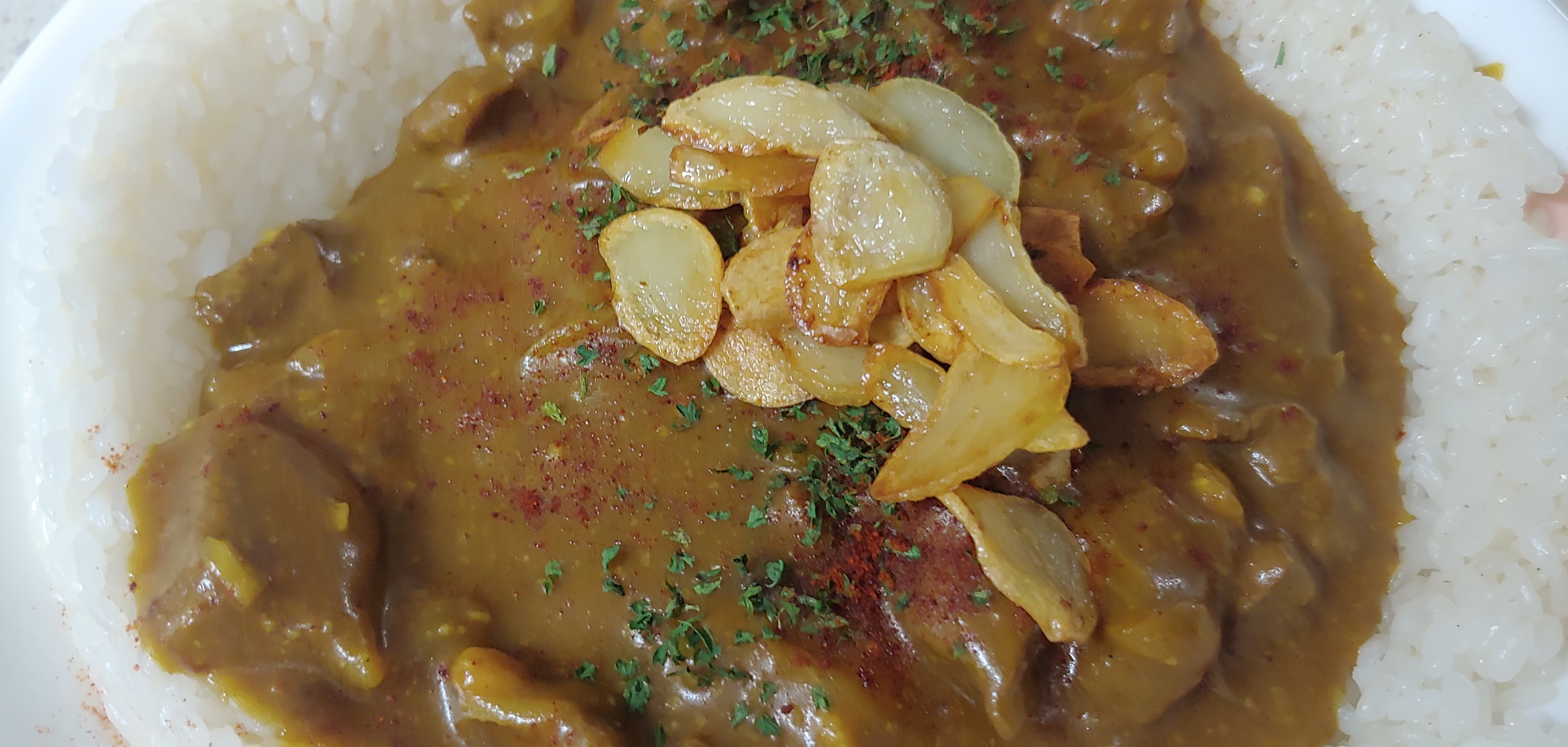 파슬리 약간, 파프리카 가루 약간, 마늘 후레이크를 고명으로 올려 데코해보았습니다.