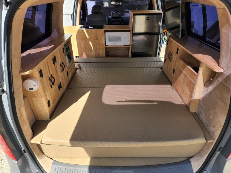 개조한 캠핑카 내부 사진