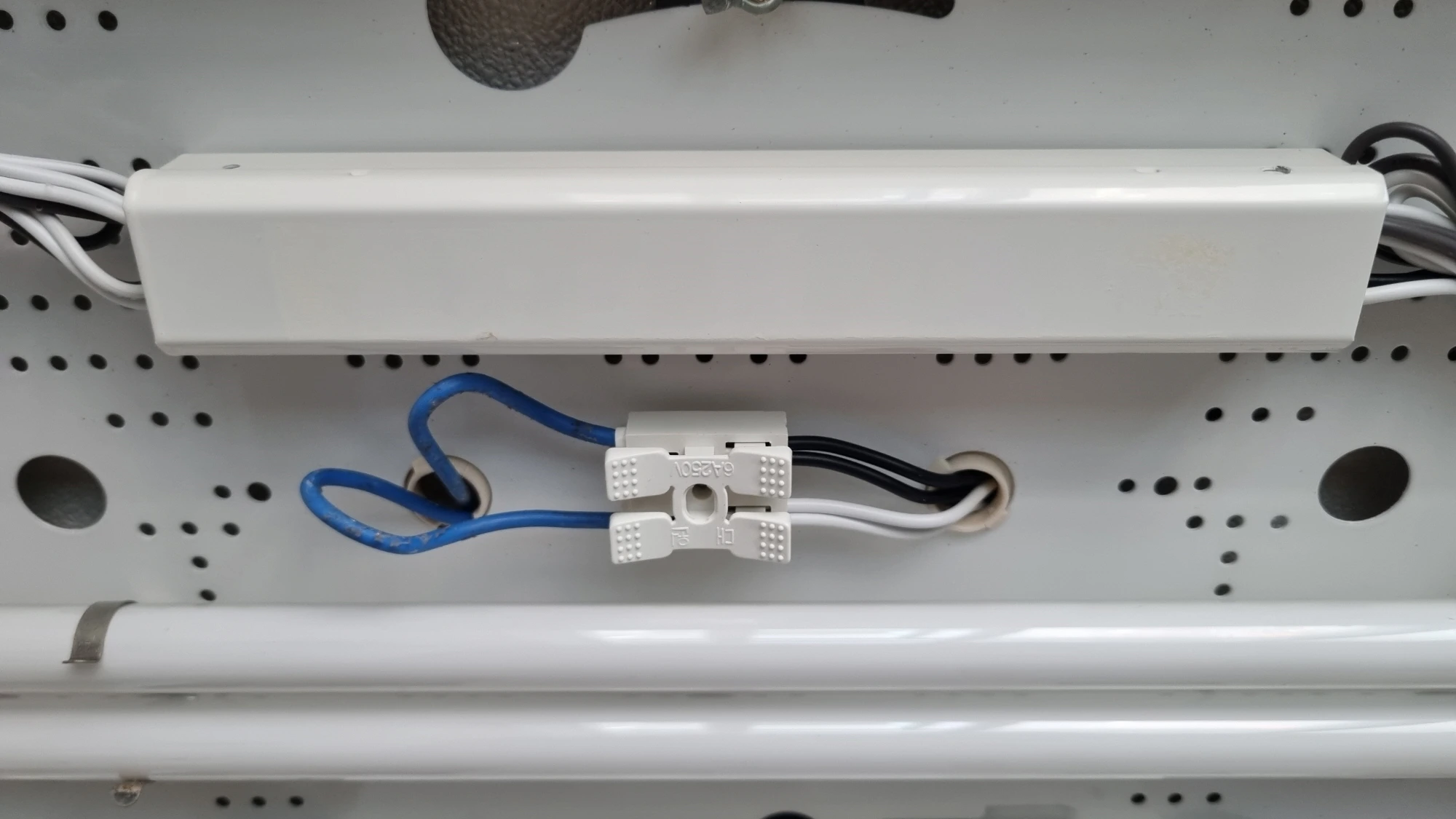 전등 전원 연결 모습