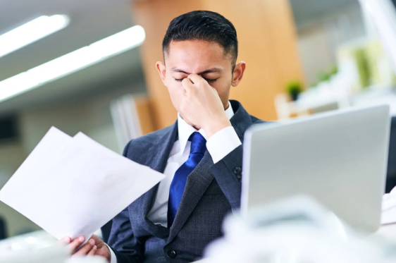 눈 속이 아프다