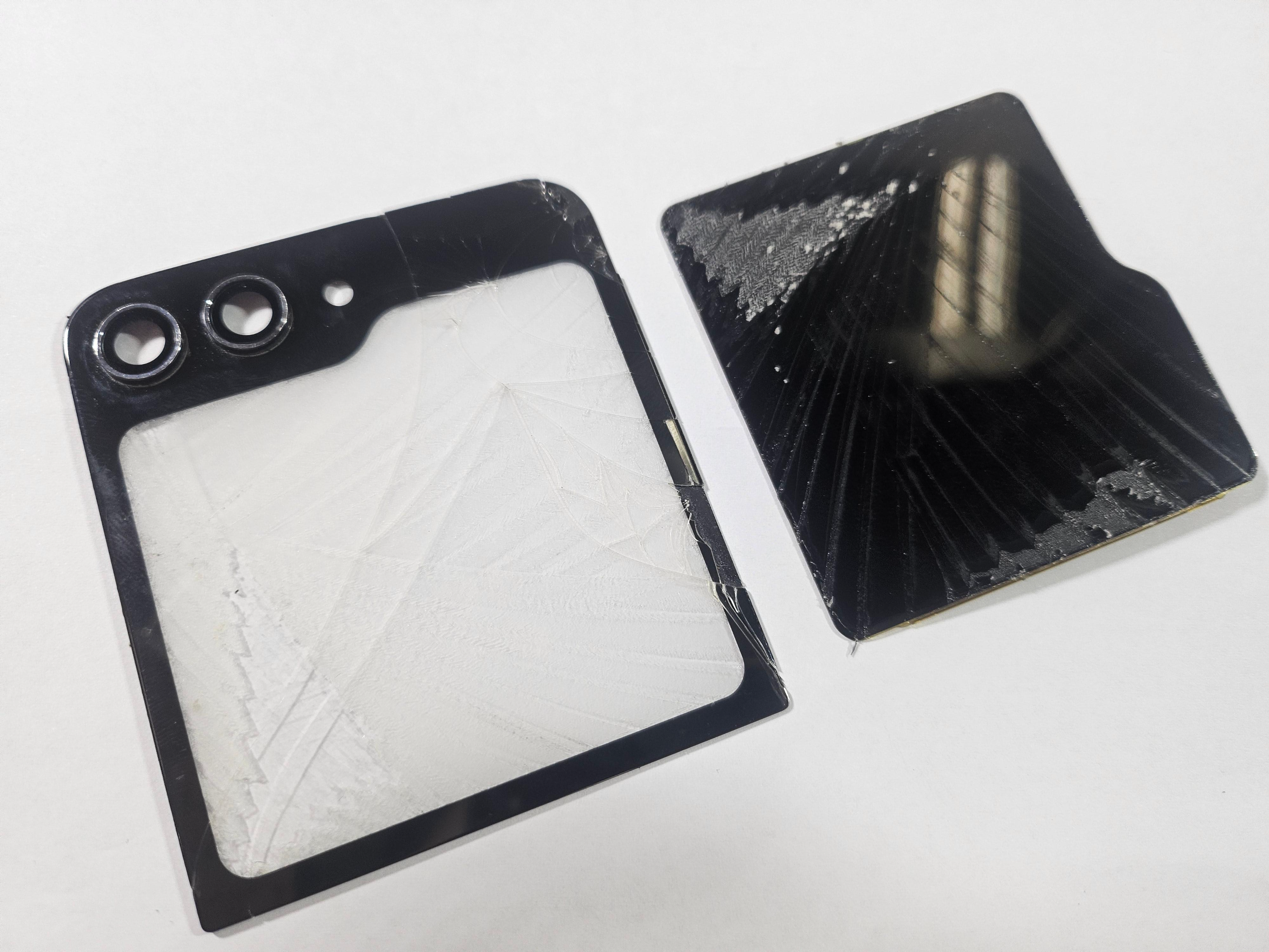 z플립 유리수리를 위해 파손된유리랑 lcd분해 모습