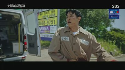 병원으로 이송 중 구급차에 내려 탈옥하는 김래원 입니다.